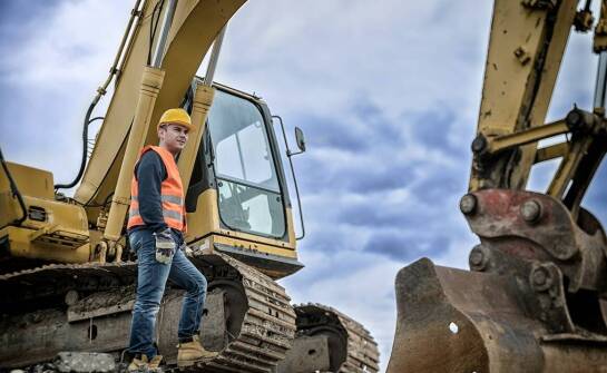 Wynajem żurawia z operatorem – jak wpływa na bezpieczeństwo prac montażowych?