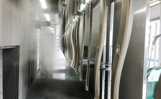 Zabezpieczenie antykorozyjne – jak lakiernie proszkowe chronią stal?