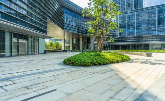 Jak pielęgnacja terenów zielonych wokół galerii wpływa na jej wizerunek?