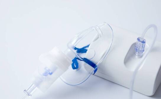 Jakie są zalecenia dotyczące częstotliwości użycia inhalatora siateczkowego?