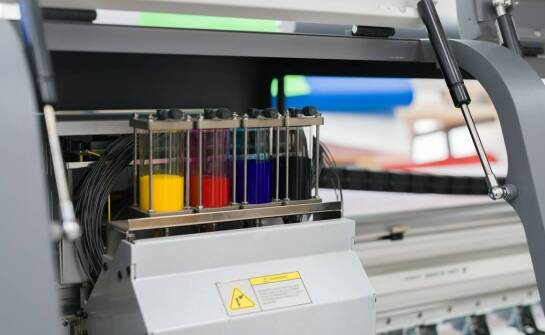 Jak dobrać odpowiednią maszynę sitodrukową do druku wielokolorowego?