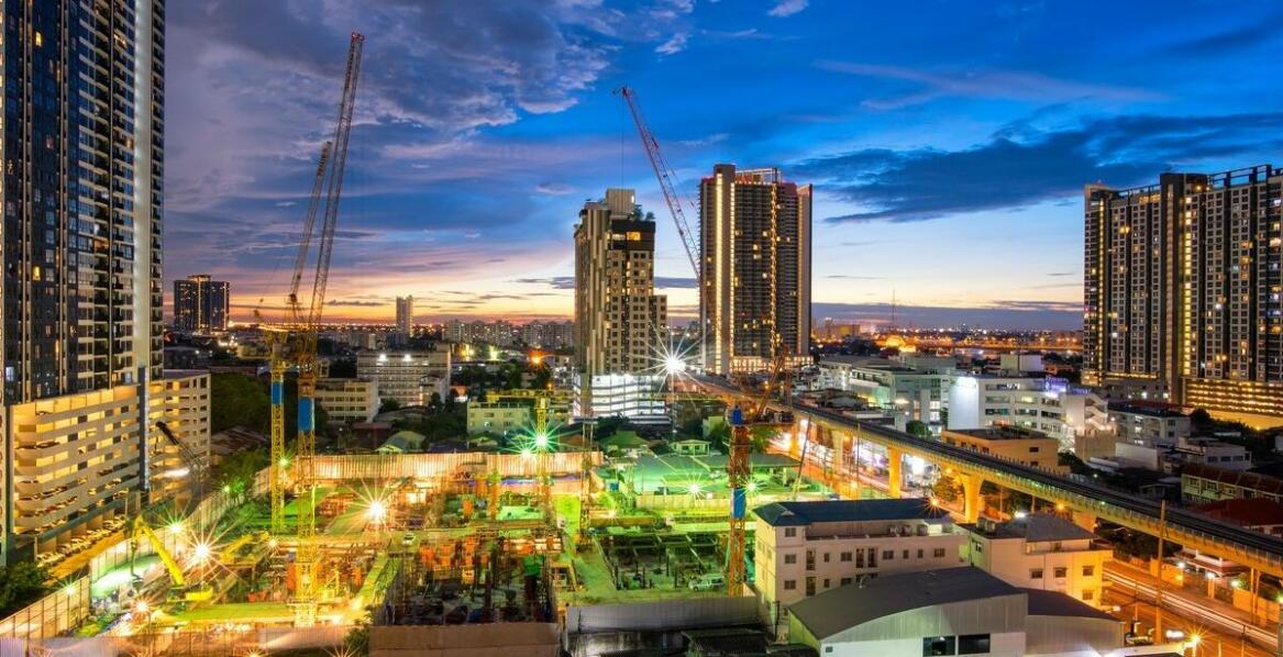 Elektryczne dźwigi samojezdne – przyszłość branży budowlanej w Warszawie