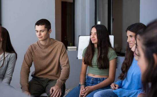 W jaki sposób psycholog pomaga w poprawie relacji międzyludzkich?