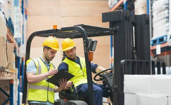 Praktyczne ćwiczenia na kursie wózków widłowych – czego się nauczysz?