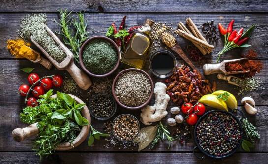 Jak zioła dostępne w sklepach internetowych mogą wspomagać odchudzanie?