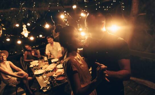 Zalety korzystania z profesjonalnego oświetlenia zewnętrznego na eventach