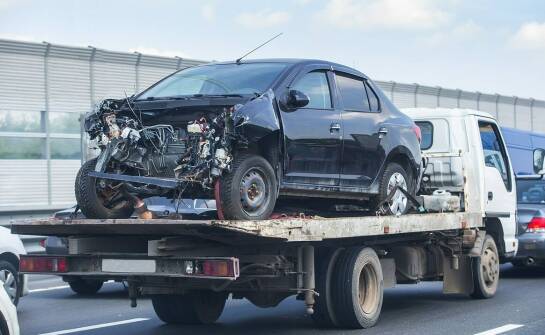 Kiedy i dlaczego warto skorzystać z profesjonalnego holowania samochodu?