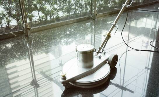 Rola wynajmu myjek ciśnieniowych w utrzymaniu czystości na posesjach prywatnych