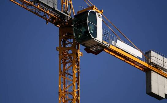 Jak wynajem dźwigów może wspierać rozwój ekologicznych projektów budowlanych?