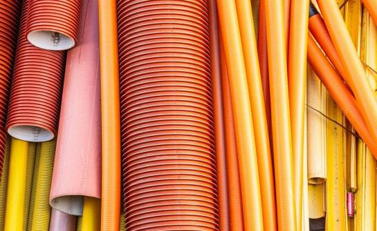 Dlaczego polietylen to doskonały materiał na rury osłonowe?