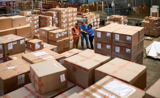 Efektywne zarządzanie magazynem z użyciem maszyn do foliowania pudełek