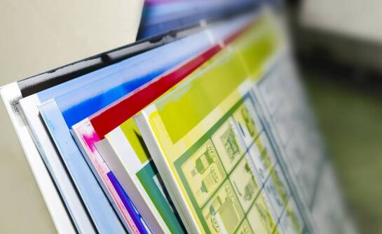 Zalety stosowania naklejek magnetycznych w przestrzeniach wystawienniczych