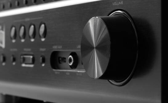 Zalety korzystania z antywibracyjnych podstaw audio