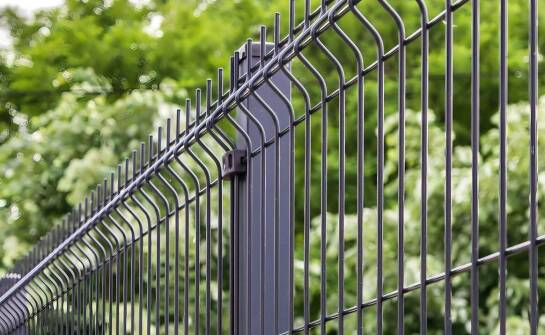 Jak spinka do paneli ogrodzeniowych może zredukować koszty utrzymania ogrodzenia?