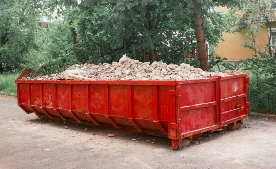 Wynajem kontenerów na odpady budowlane – jak uniknąć niepotrzebnych kosztów?