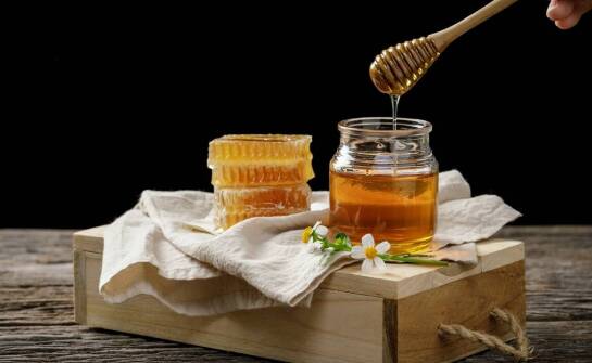 Miód lipowy w kuchni – inspiracje na słodkie dania i napoje