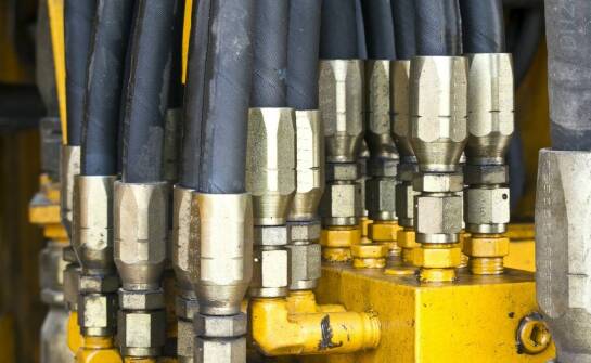 Jakie są kluczowe cechy maszyn do zakuwania węży hydraulicznych?