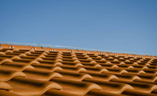 Zastosowanie płotków śniegowych w różnych typach budynków