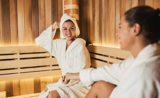 Zastosowanie ergonomicznych ławek w Domkach Saunowych Modułowych