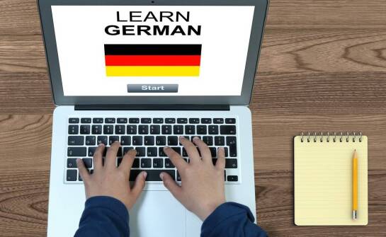 Jak intensywny kurs angielskiego online dla dorosłych wspiera naukę zrozumienia ze słuchu?