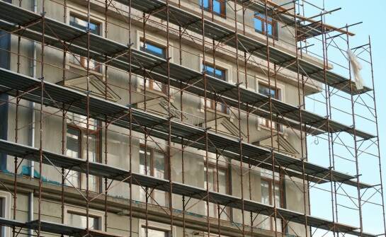Wpływ rusztowań warszawskich na efektywność pracy w sektorze budowlanym