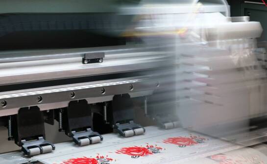 Proces druku lateksowego – jak nowoczesne technologie wpływają na jakość