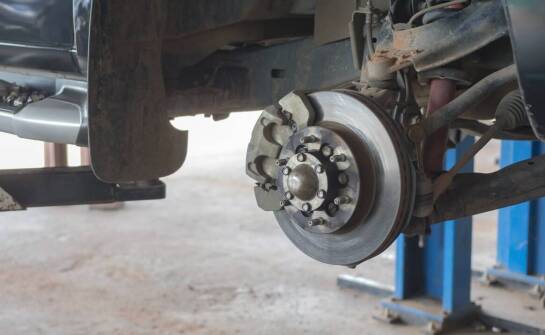 Poradnik: Jak interpretować sygnały z czujnika zużycia klocków hamulcowych?