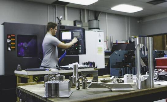 Wpływ automatyzacji na procesy produkcji kosmetyków: maszyny do hot stampingu