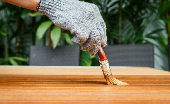 Odporność desek tarasowych sosnowych impregnowanych na ścieranie – co warto wiedzieć przed zakupem?