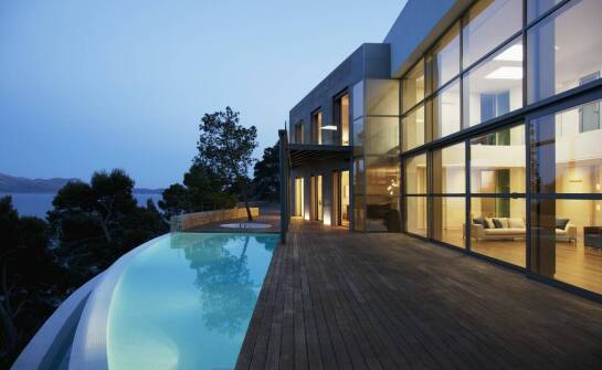 Jakie akcesoria uzupełniające warto mieć przy oświetleniu basenu?