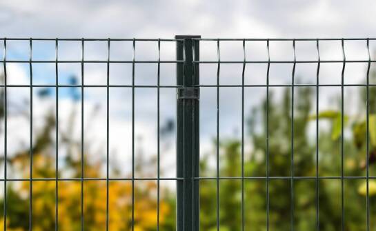 Jakie są zalety stosowania siatek ogrodzeniowych na dużych posesjach?