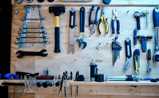 Wpływ wyboru narzędzi dla instalatorów na środowisko pracy