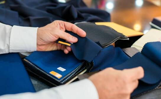 Jakie materiały zapewniają trwałość i funkcjonalność mundurów policyjnych?