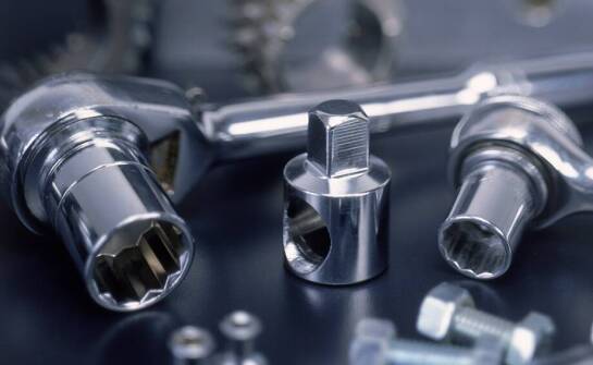 Jakie są najważniejsze narzędzia do naprawy sprężarek?