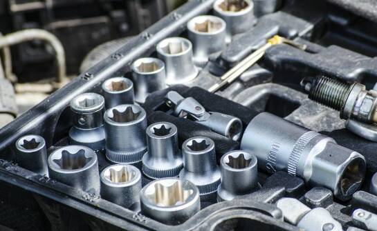 Narzędzia warsztatowe: jak wybrać idealne klucze dynamometryczne?