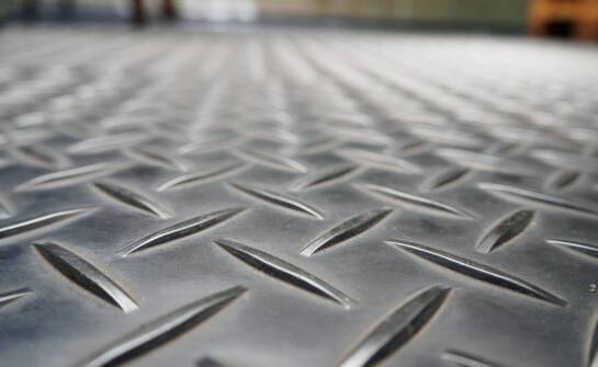 Różnorodność wzorów i kolorów mat antypoślizgowych na schody