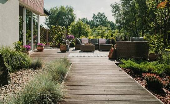 Różnorodność stylów stołów piknikowych z ławkami – jak dobrać odpowiedni do swojej przestrzeni?