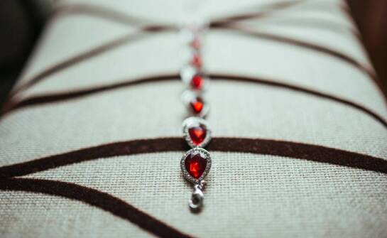 Szafir jako element biżuterii ślubnej: wyjątkowe pierścionki