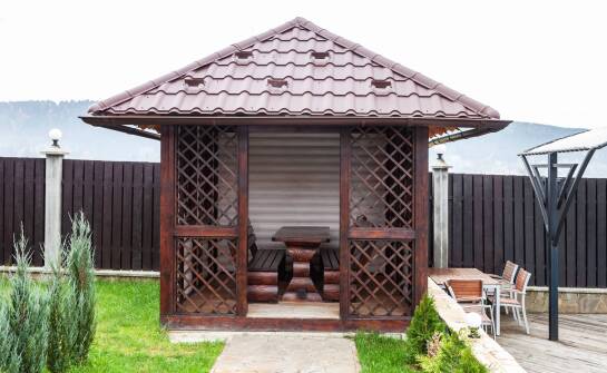 Jakie są kluczowe aspekty izolacji termicznej w altankach z bali?