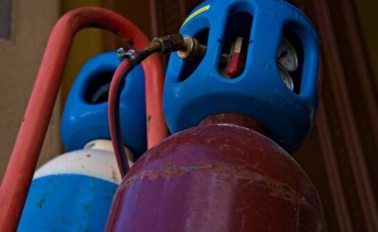 Przewodnik po gazach spawalniczych: jakie są i do czego służą?