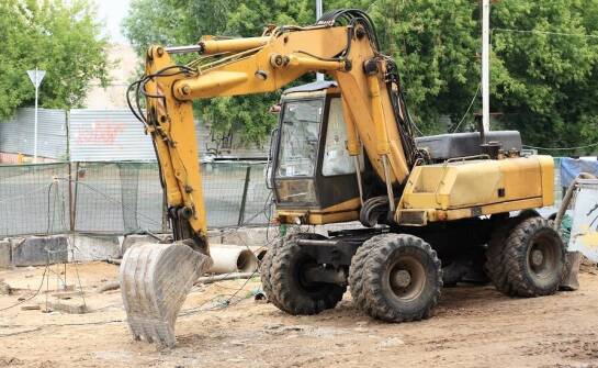 Efektywność koparek przy przygotowaniu terenu pod instalacje wodno-kanalizacyjne