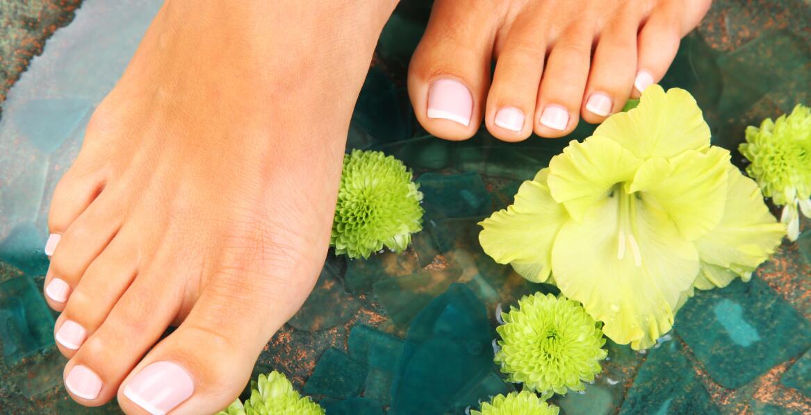 Pedicure hybrydowy a pielęgnacja stóp – co warto wiedzieć?