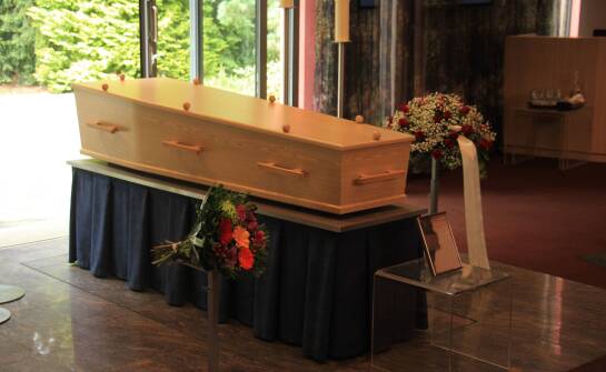 Kremacja czy tradycyjny pochówek – co oferuje salon pogrzebowy?