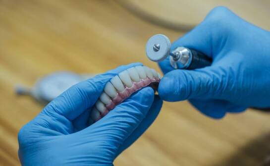 Czy mosty dentystyczne są odpowiednim rozwiązaniem dla osób starszych?