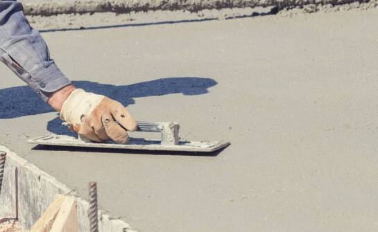 Na czym polega groszkowanie betonu i jakie efekty pozwala osiągnąć?