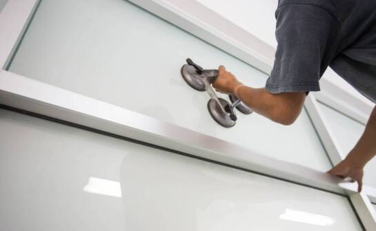 Jak proces montażu szyb wpływa na ich trwałość i funkcjonalność?