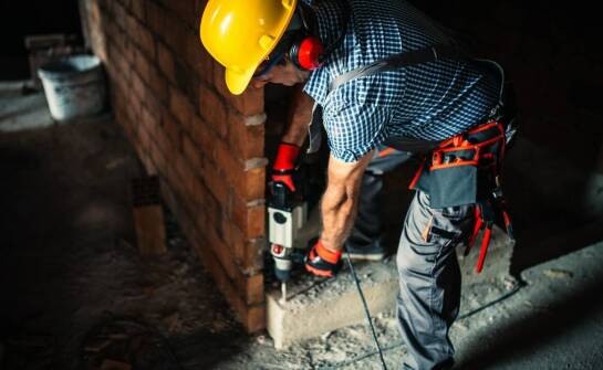 Jak rozwiercanie komina wpływa na zgodność z normami budowlanymi?