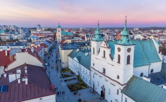 Jakie czynniki wpływają na wybór masztów aluminiowych lub kompozytowych?