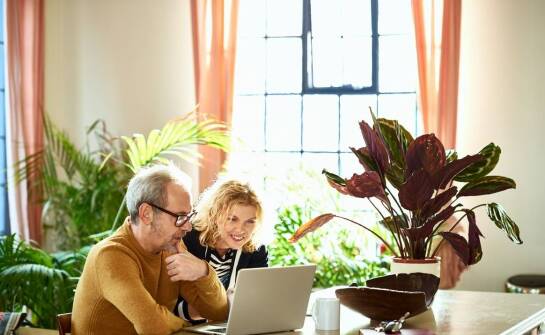 Jakie są opcje zakupu biletów lotniczych dla osób starszych w LOT?