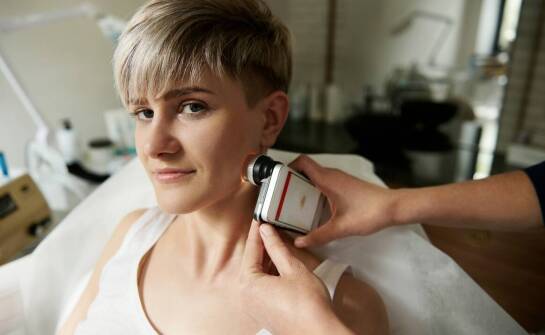 Wzmocnienie struktury włosów: zabiegi trychologiczne i ich efekty